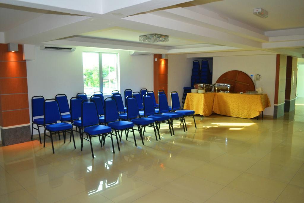 Yew Boutique Hotel Teluk Intan Esterno foto