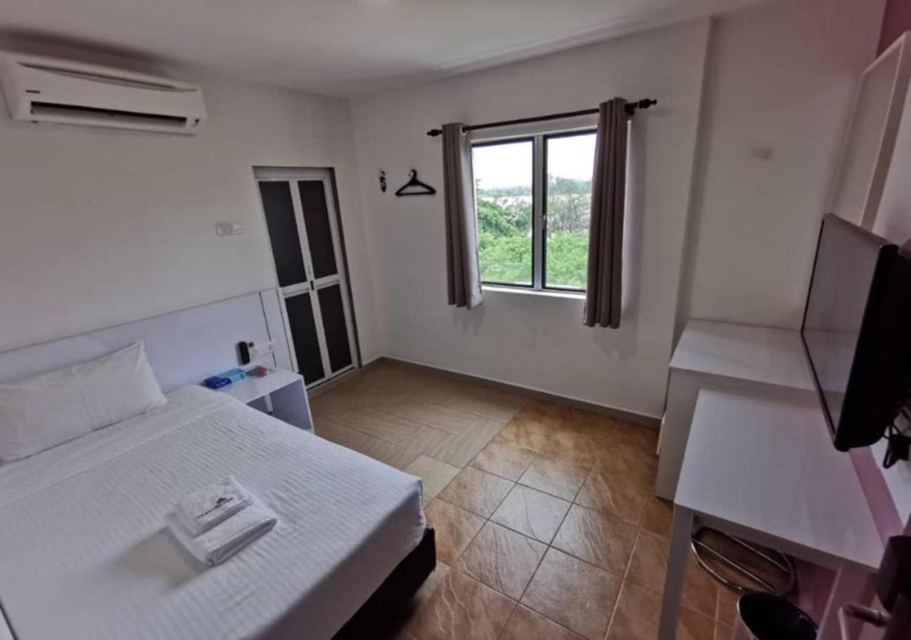 Yew Boutique Hotel Teluk Intan Esterno foto
