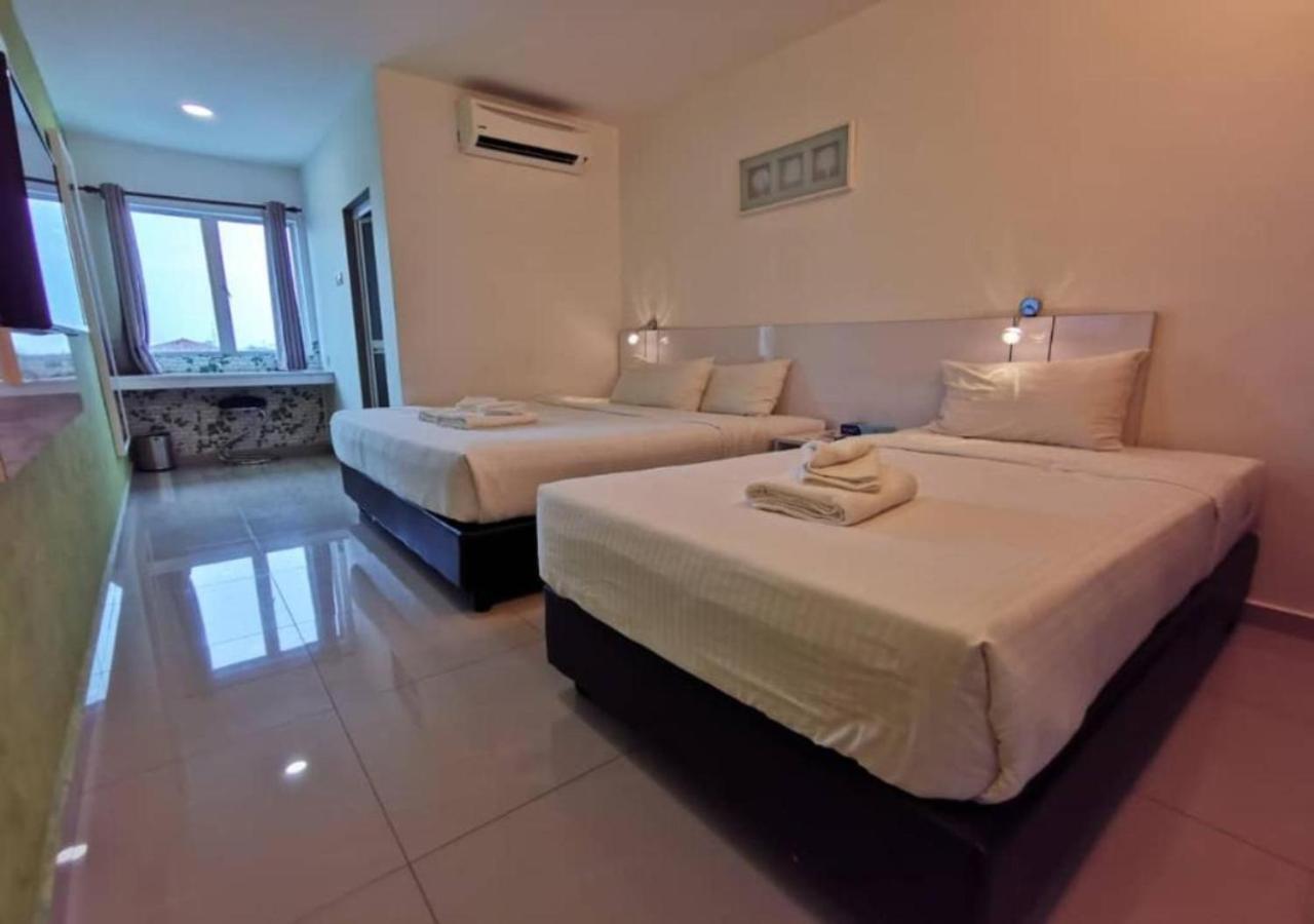 Yew Boutique Hotel Teluk Intan Esterno foto