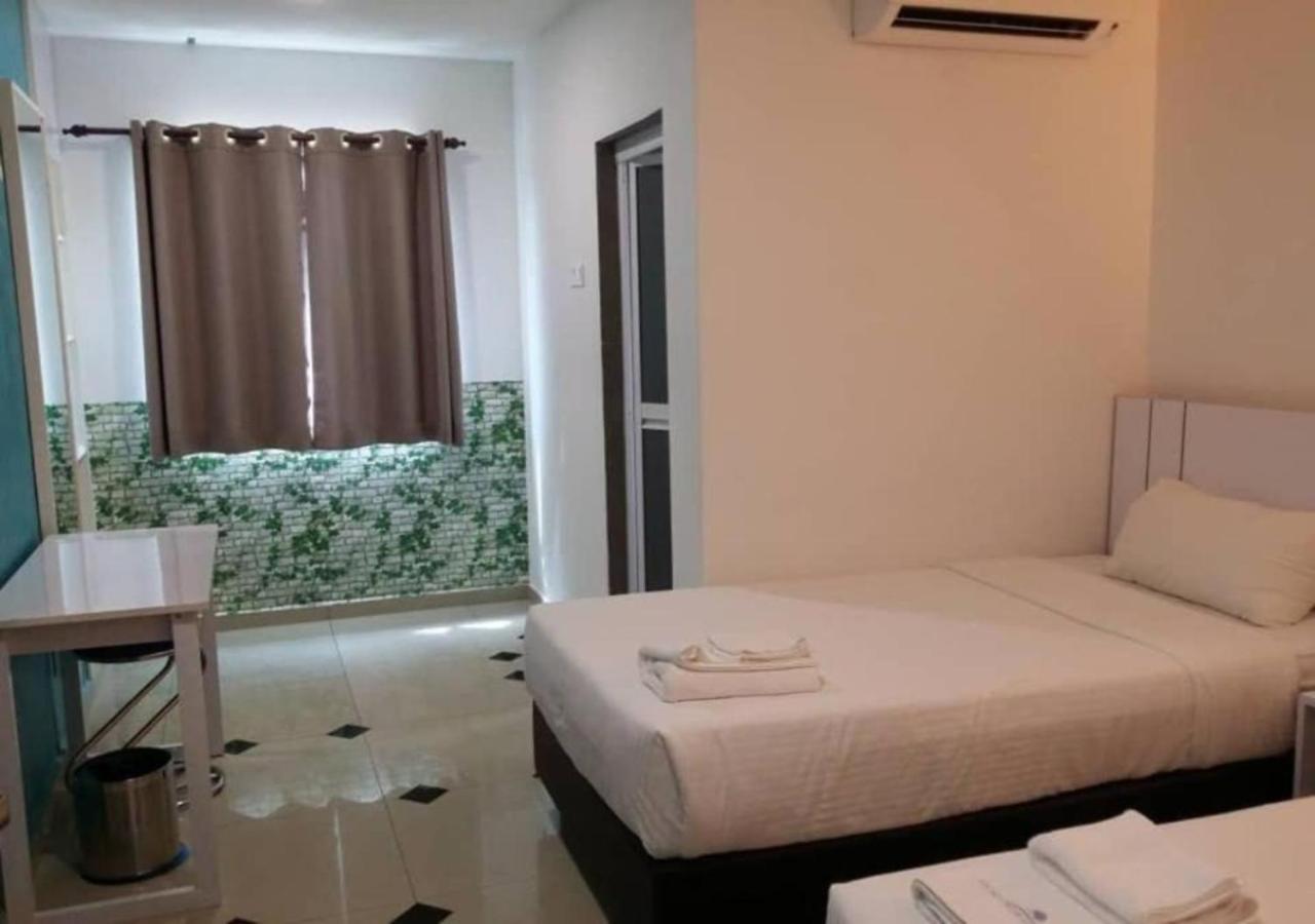 Yew Boutique Hotel Teluk Intan Esterno foto