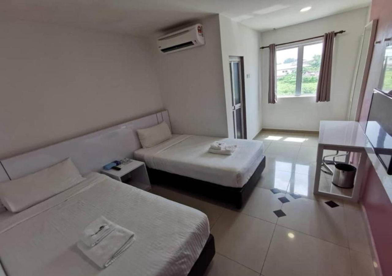 Yew Boutique Hotel Teluk Intan Esterno foto